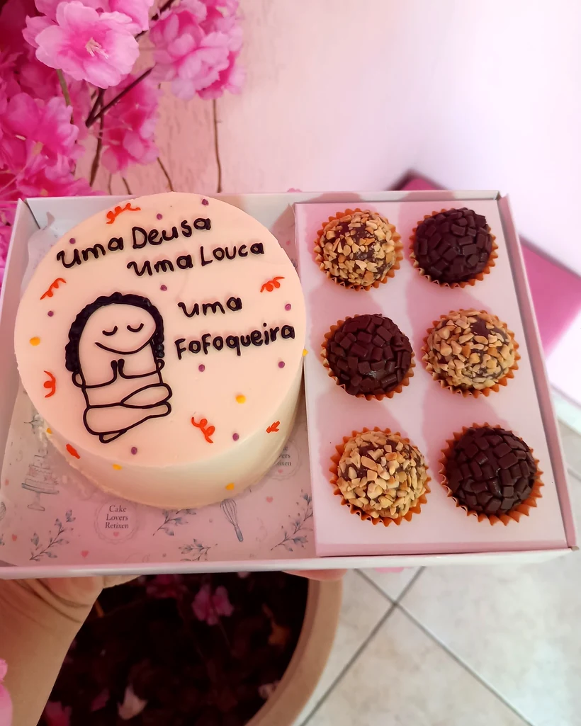 Bentô com a frase Uma deusa, uma louca, uma fofoqueira e 6 brigadeiros