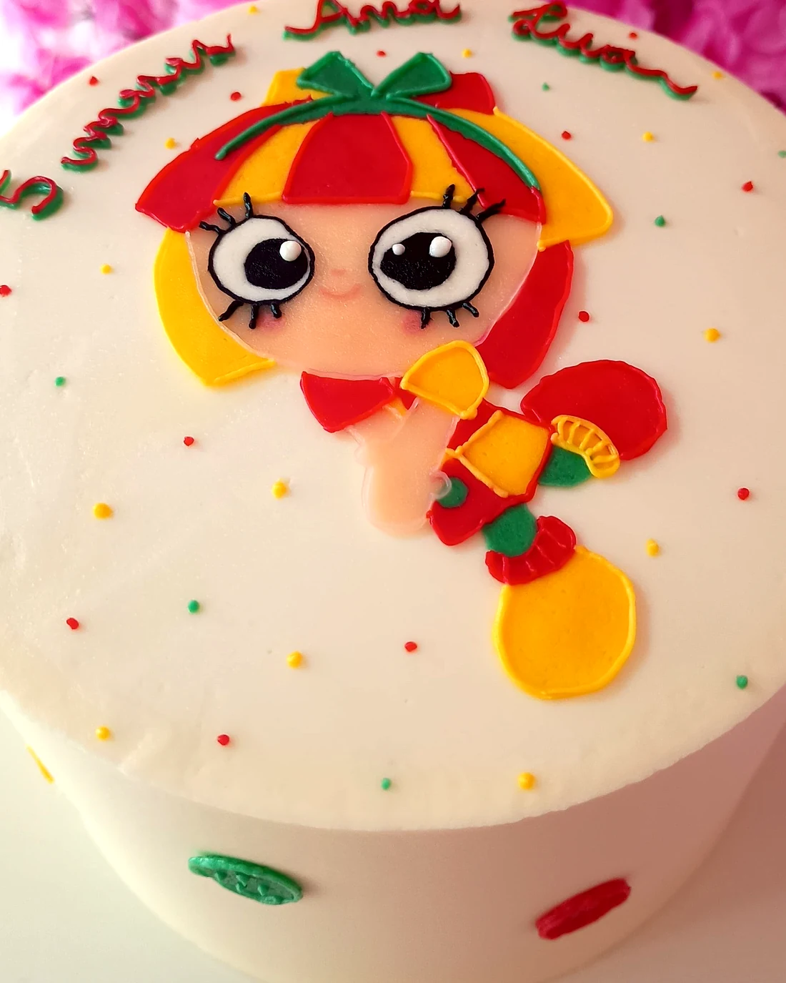 Bolo decorado com personagem pintado em buttercream e confeitos coloridos