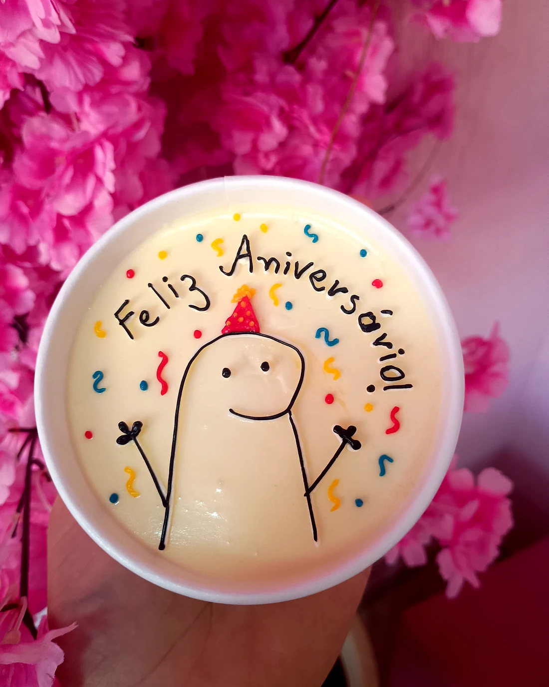 Bolinho no pote com Feliz aniversário e confetes desenhados com glacê