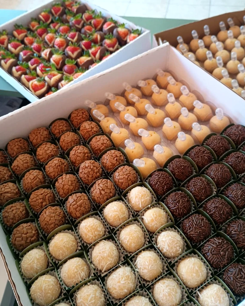 Caixas de docinhos: brigadeiros, beijinhos, docinhos com pipeta e morangos com chocolate