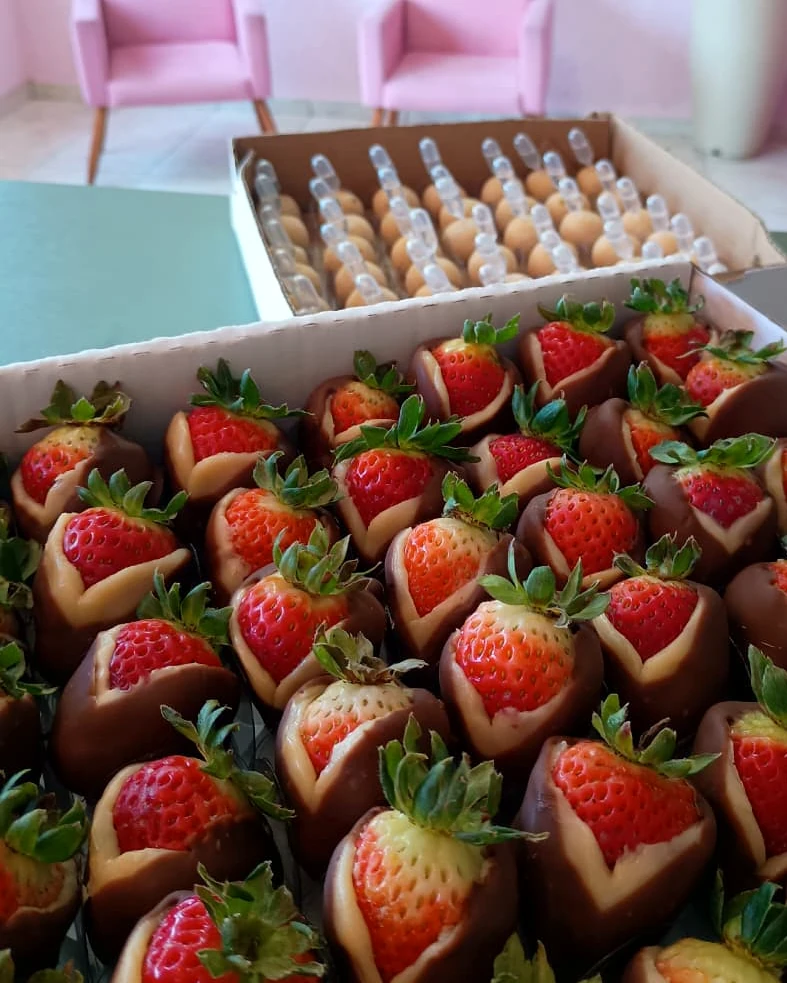 Caixa de morangos cobertos com chocolate ao leite e chocolate branco